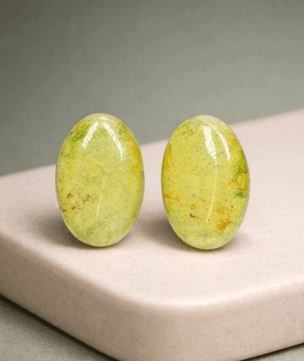 soft_spring_green_clay_earrings_solveta_pure_form_handmade_earrings