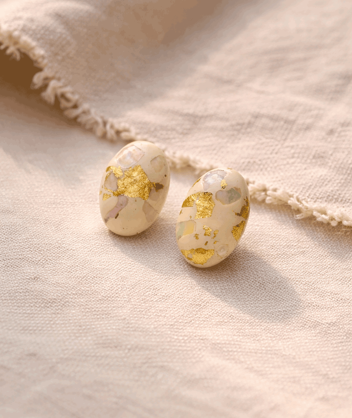 handmade_ceramic_earrings_gold_multicolor_mosaic_texture