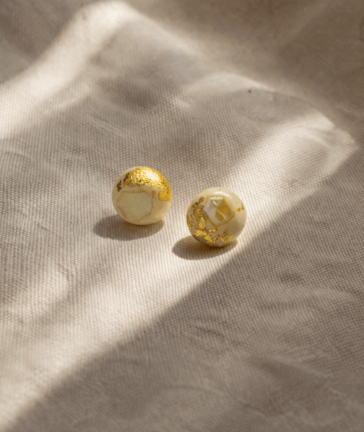 handmade_ceramic_earrings_soft_beige_gold_minimal_texture_02 handmade_ceramic_earrings_soft_beige_gold_minimal_texture
