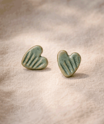 handmade_ceramic_heart_earrings_green_gold_texture_camino_inspired_jewelry