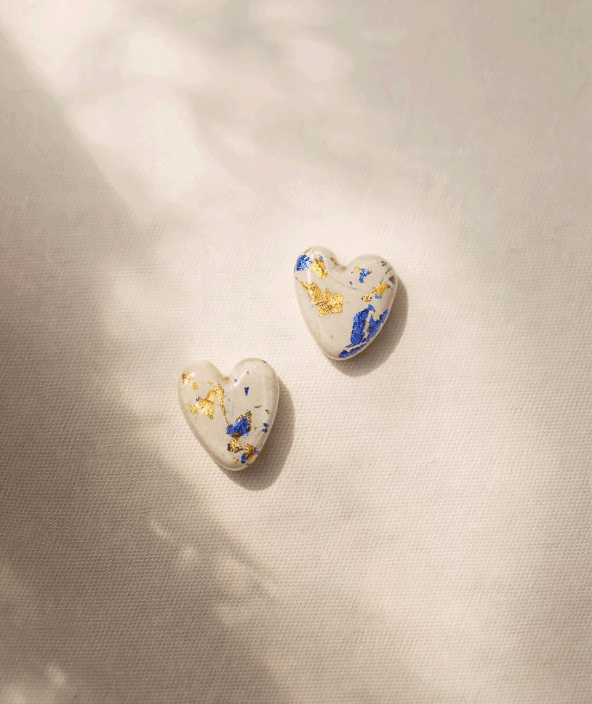 handmade_ceramic_heart_earrings_white_gold_blue_texture_camino_inspired_jewelry_03 handmade_ceramic_heart_earrings_white_gold_blue_texture_camino_inspired_jewelry
