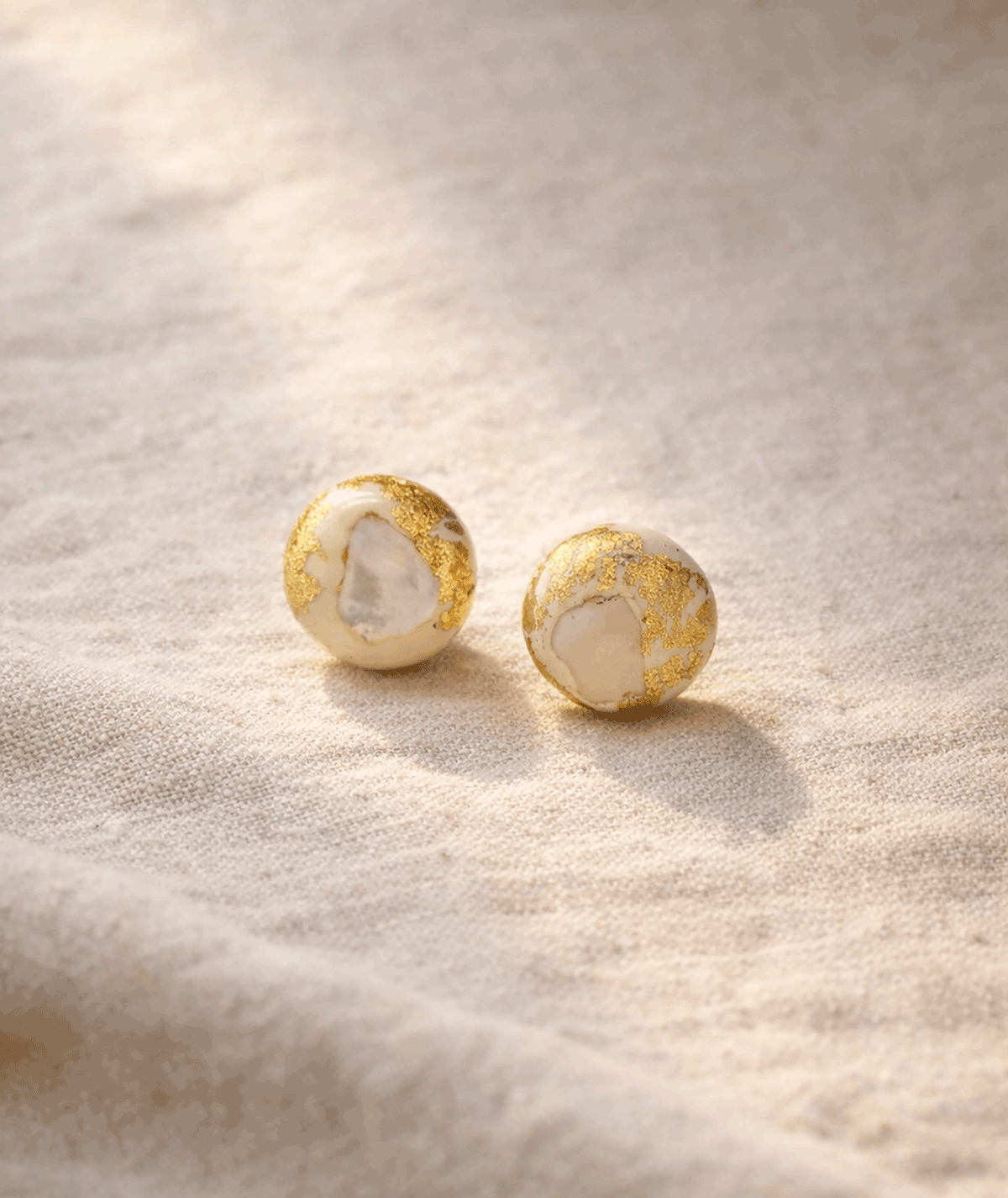 handmade_ceramic_round_earrings_beige_gold_minimal_texture_02 handmade_ceramic_round_earrings_beige_gold_minimal_texture