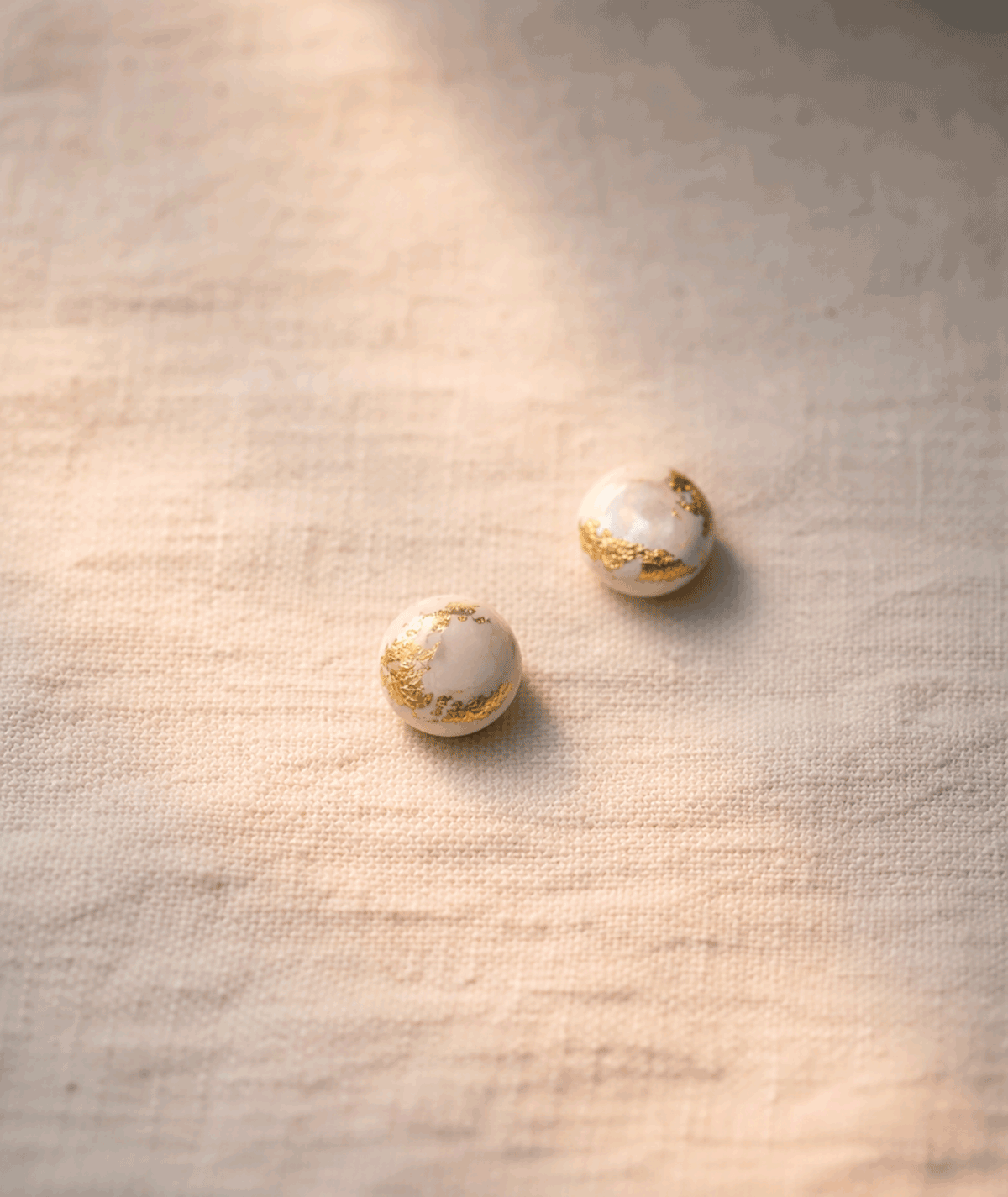 handmade_ceramic_round_earrings_beige_gold_minimal_texture_03 handmade_ceramic_round_earrings_beige_gold_minimal_texture