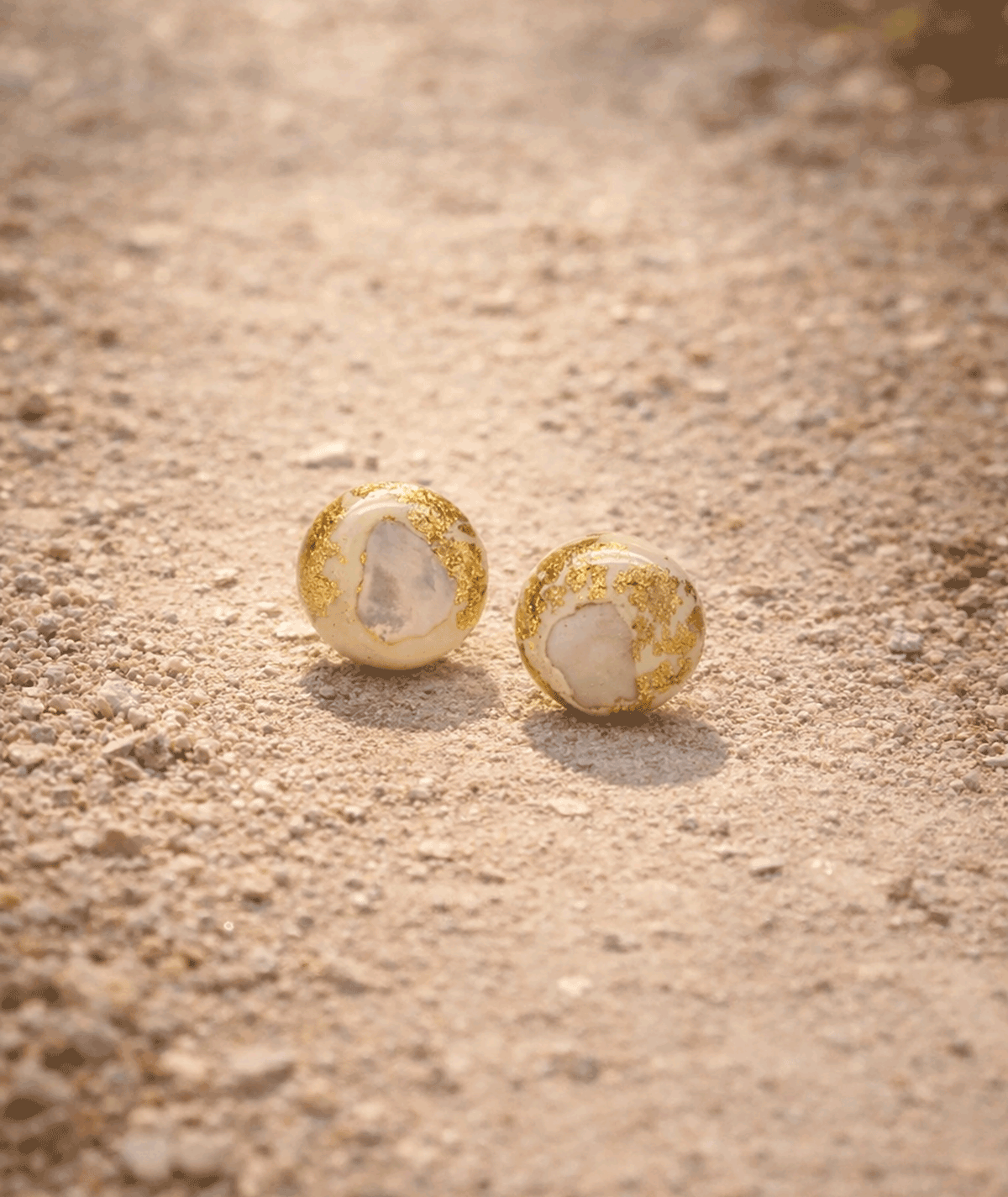 handmade_ceramic_round_earrings_beige_gold_minimal_texture_04 handmade_ceramic_round_earrings_beige_gold_minimal_texture