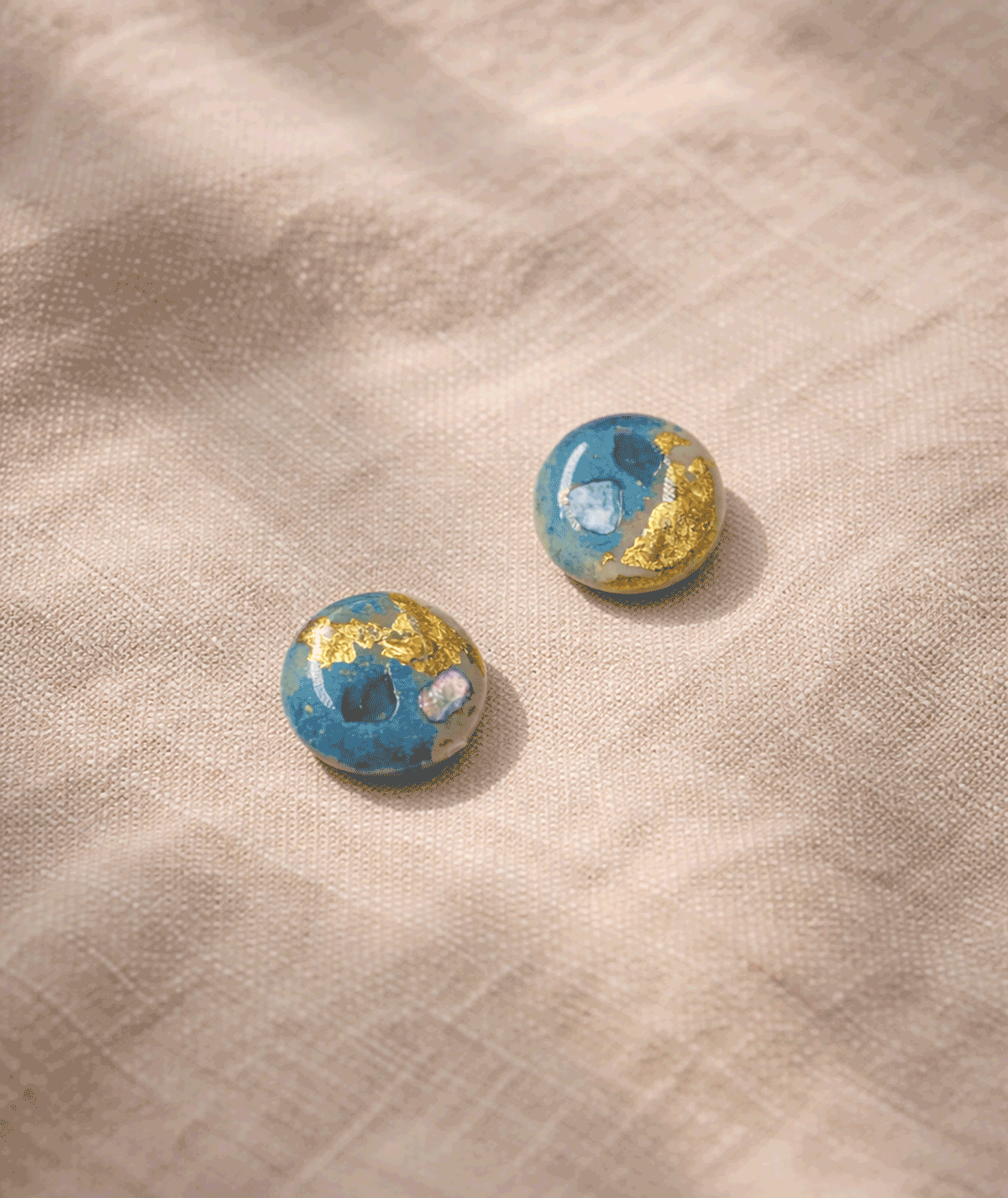 handmade_ceramic_round_earrings_blue_gold_texture_camino_inspired_jewelry