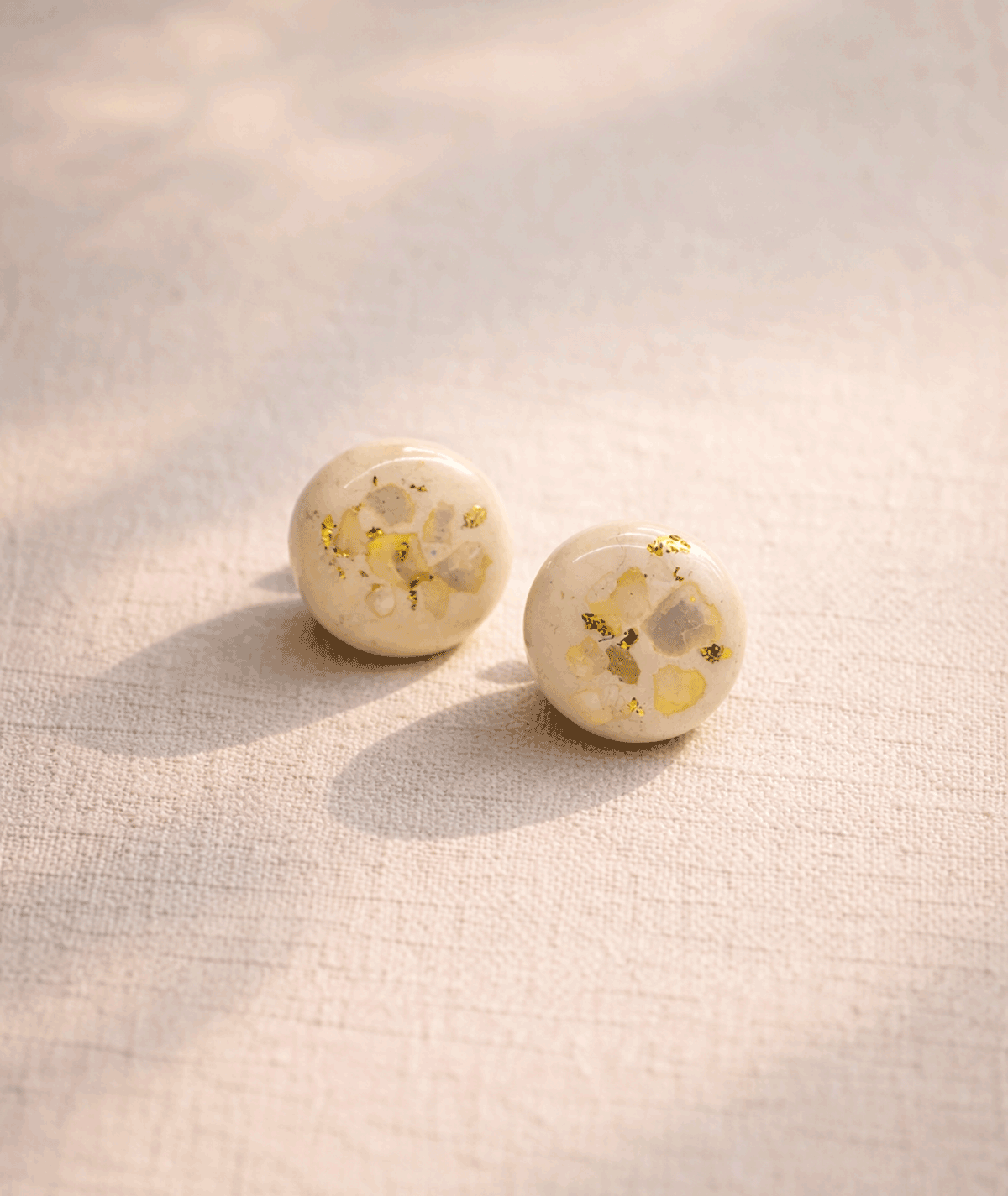 handmade_ceramic_round_earrings_soft_beige_gold_texture_camino_inspired_jewelry_02 handmade_ceramic_round_earrings_soft_beige_gold_texture_camino_inspired_jewelry