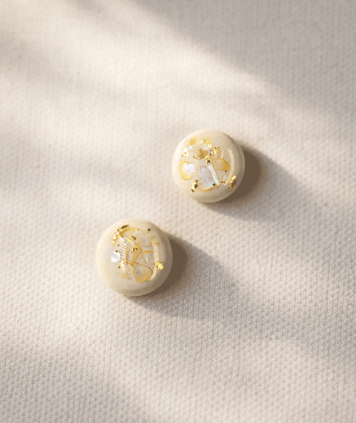 handmade_ceramic_round_earrings_soft_beige_gold_texture_camino_inspired_jewelry_03 handmade_ceramic_round_earrings_soft_beige_gold_texture_camino_inspired_jewelry