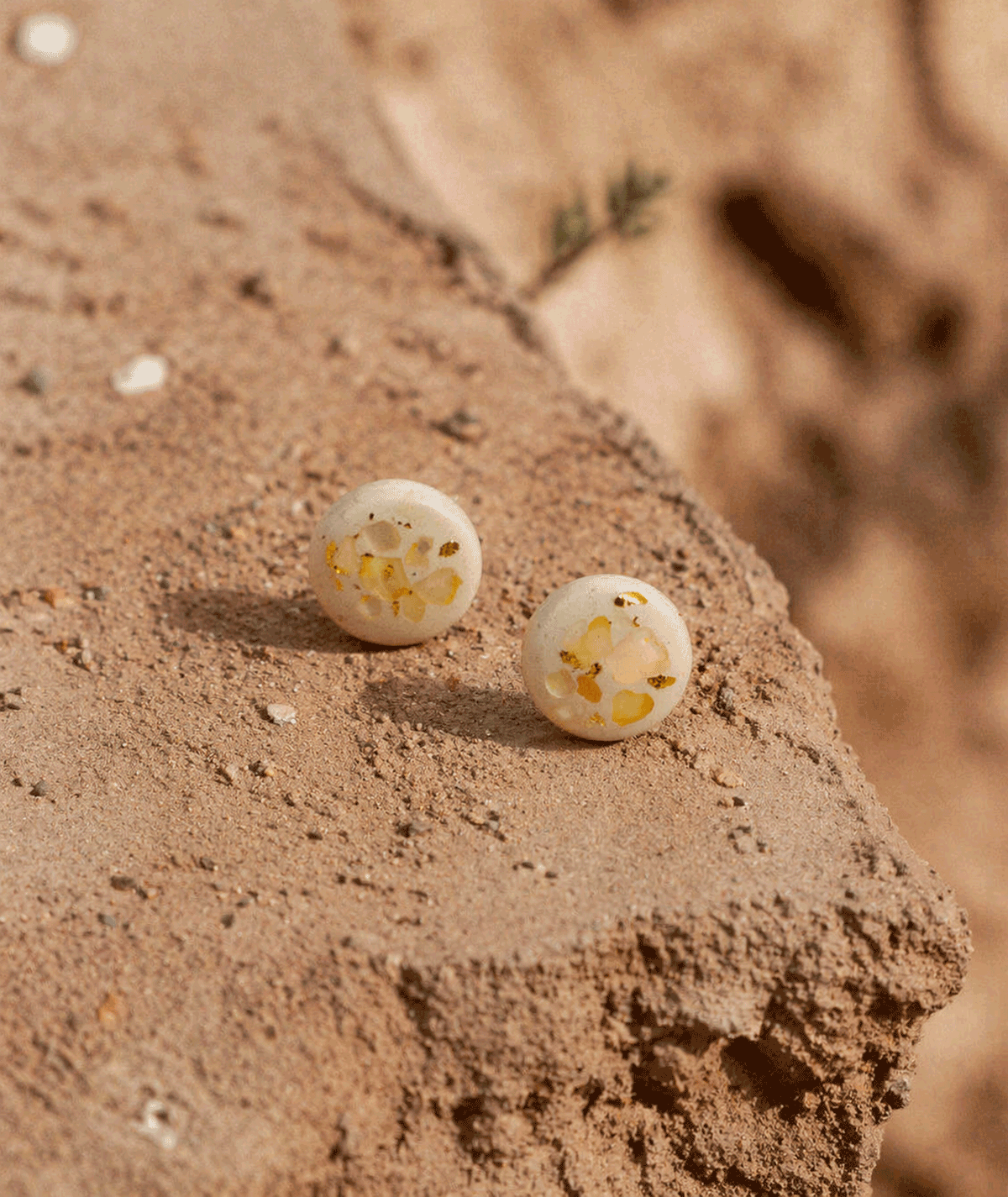 handmade_ceramic_round_earrings_soft_beige_gold_texture_camino_inspired_jewelry_04 handmade_ceramic_round_earrings_soft_beige_gold_texture_camino_inspired_jewelry