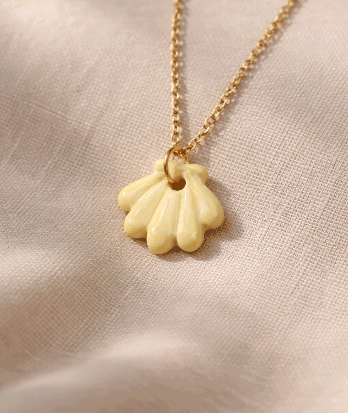 handmade_ceramic_shell_pendant_yellow_soft_glossy_camino_inspired_necklace